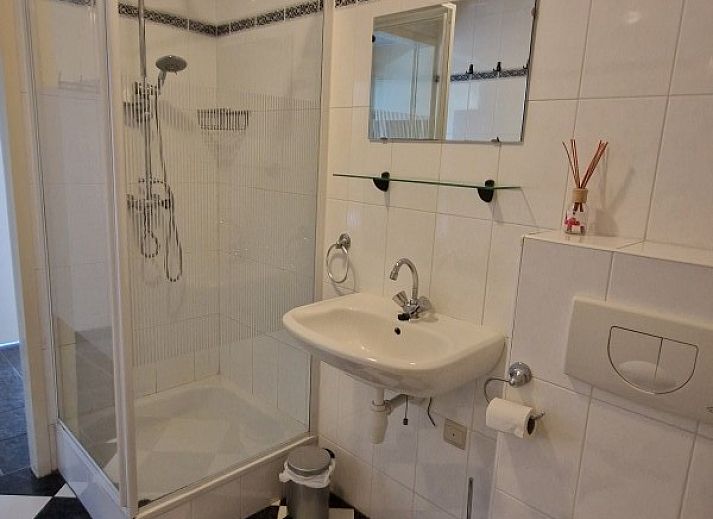 Gezellig terras met barbecue bij Boerderijverblijf Soncy, een vakantiehuis in Groede, Zeeuws-Vlaanderen, ideaal voor buitenmaaltijden.