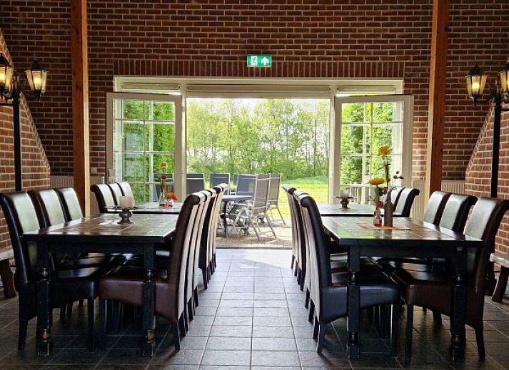 Uitgestrekte groene velden rondom Boerderijverblijf Soncy, een vakantiehuis in Groede, Zeeland, perfect voor natuurliefhebbers.