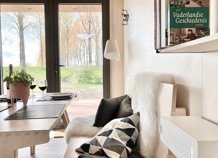 Vakantiehuis in Philippine in de avondzon, omgeven door weelderige natuur in Zeeuws-Vlaanderen, Zeeland.