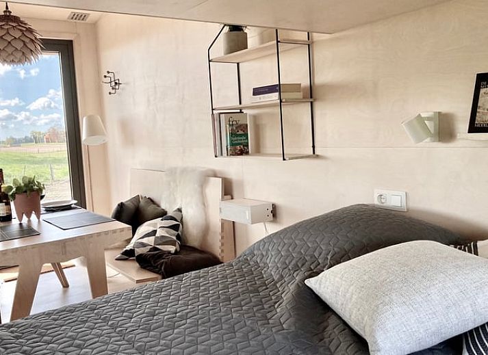 Vakantiehuis in Philippine in de avondzon, omgeven door weelderige natuur in Zeeuws-Vlaanderen, Zeeland.