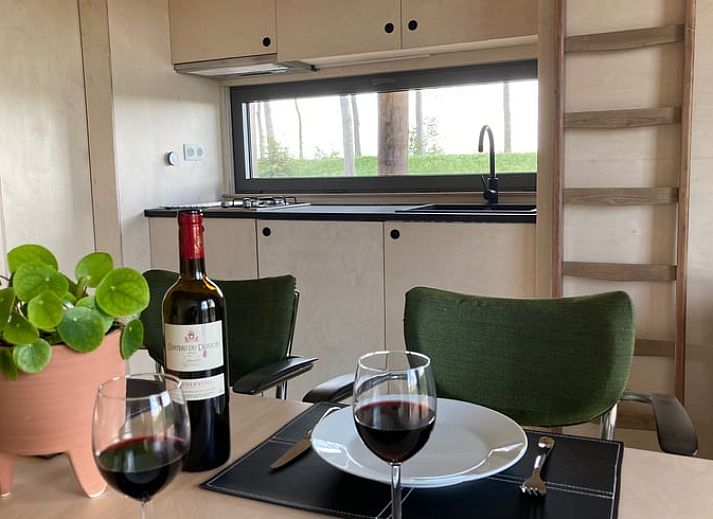 Gezellige eetruimte van Vakantiehuis in Philippine met uitzicht op de groene omgeving in Zeeland.