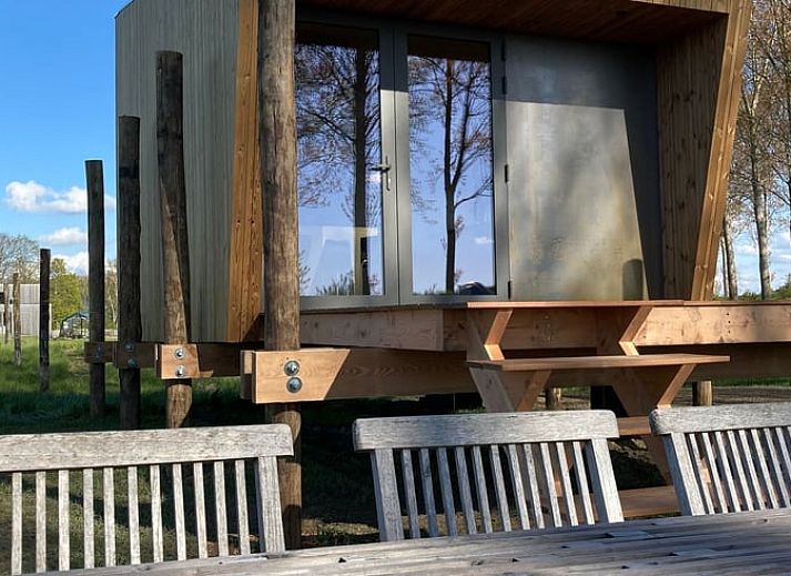 Gezellige eetruimte van Vakantiehuis in Philippine met uitzicht op de groene omgeving in Zeeland.