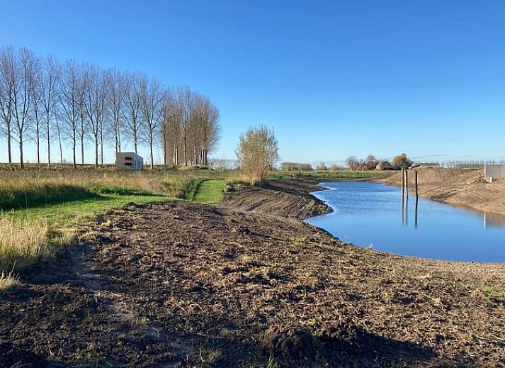 Slaapkamer in Vakantiehuis in Philippine, biedt comfort en uitzicht op de natuur van Zeeuws-Vlaanderen.