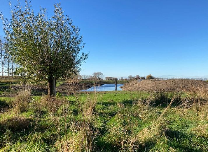 Binnenruimte van Vakantiehuis in Philippine met moderne inrichting en uitzicht op Zeeuwse landschappen.