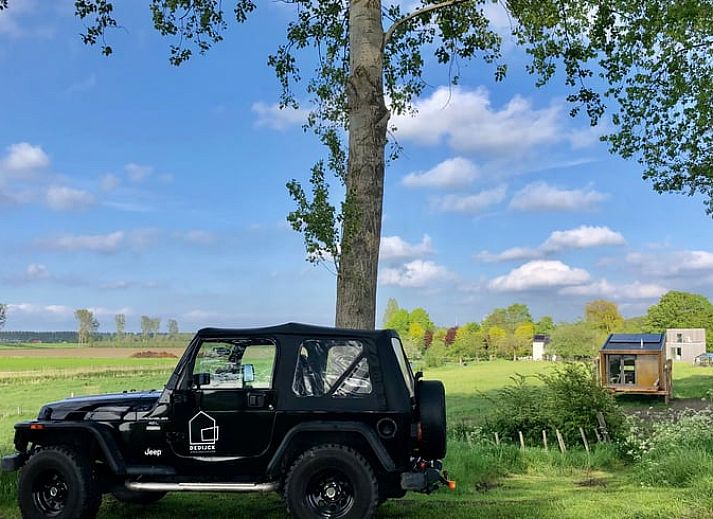 Binnenruimte van Vakantiehuis in Philippine met moderne inrichting en uitzicht op Zeeuwse landschappen.