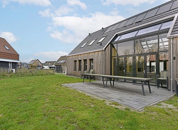 Modernes Einfamilienhaus in Nieuwvliet, Zeeuws-Vlaanderen, Zeeland, mit grozgiger Auffahrt und umgeben von natrlicher Schnheit.