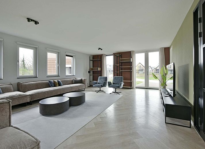 Modernes Einfamilienhaus in Nieuwvliet, Zeeuws-Vlaanderen, Zeeland, mit grozgiger Auffahrt und umgeben von natrlicher Schnheit.