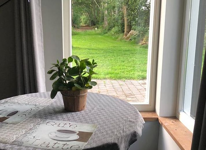 Gemuetliches Schlafzimmer des Ferienhauses in Axel mit Holzbalken und Landhausstil in Zeeland.