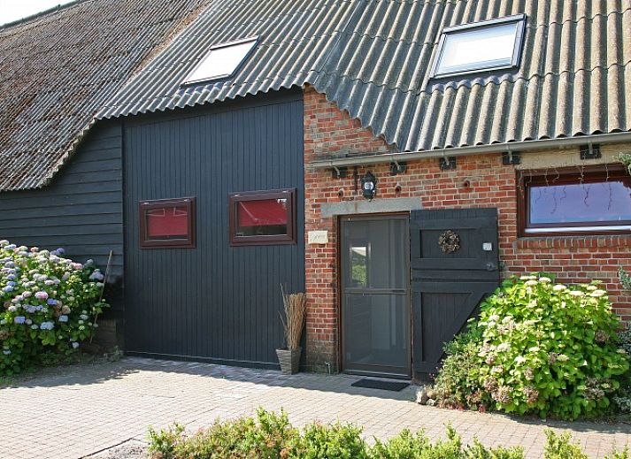 Ferienhaus De Dorsvloer in Eede, Zeeuws-Vlaanderen, mit grossem Aussenbereich und gruener Umgebung.