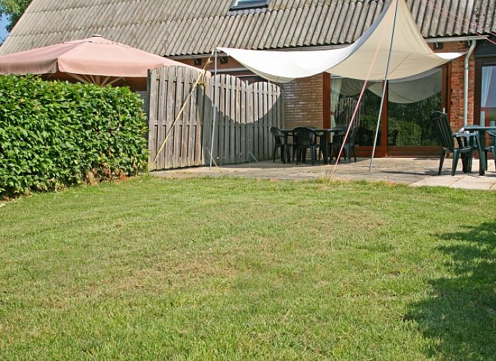 Ferienhaus De Dorsvloer in Eede, Zeeuws-Vlaanderen, mit grossem Aussenbereich und gruener Umgebung.