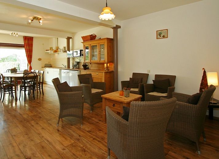 Ferienhaus De Dorsvloer in Eede, Zeeuws-Vlaanderen, mit grossem Aussenbereich und gruener Umgebung.