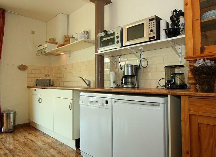 Charmanter Eingang zum Ferienhaus De Dorsvloer in Eede, Zeeland, mit Backstein- und Holzdetails.