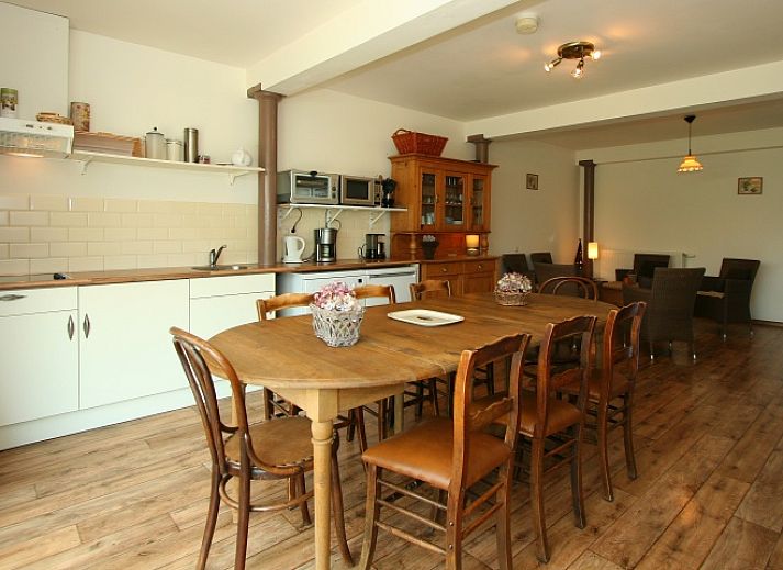 Charmanter Eingang zum Ferienhaus De Dorsvloer in Eede, Zeeland, mit Backstein- und Holzdetails.