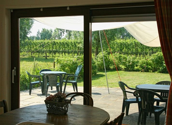 Charmanter Eingang zum Ferienhaus De Dorsvloer in Eede, Zeeland, mit Backstein- und Holzdetails.