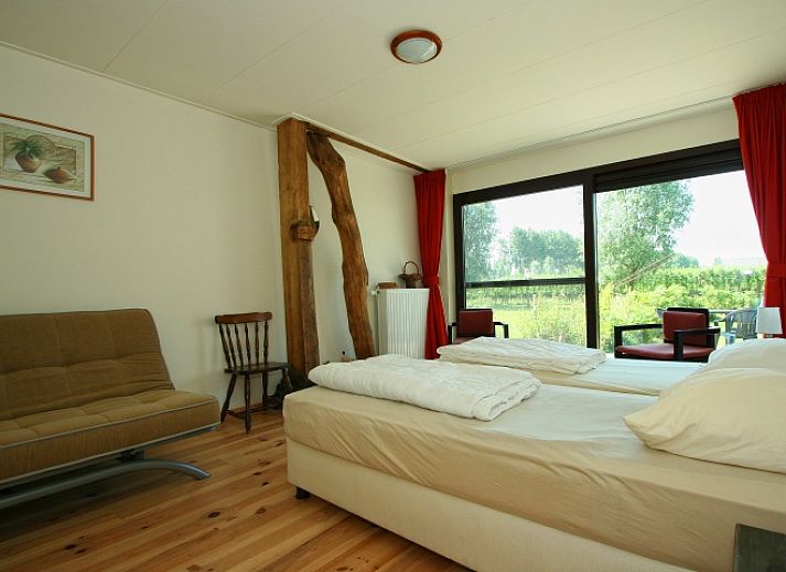 Charmanter Eingang zum Ferienhaus De Dorsvloer in Eede, Zeeland, mit Backstein- und Holzdetails.