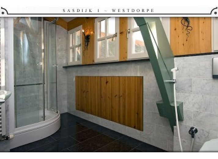 Gemtliches Wohnzimmer im Ferienhaus Zwartenhoeksestee, Westdorpe, Zeeuws-Vlaanderen mit bequemen Sofas und viel Licht.