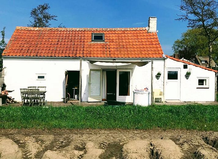 Zonnig terras bij Vakantiehuis in Walsoorden, Zeeuws-Vlaanderen, perfect voor ontspanning in Zeeland.