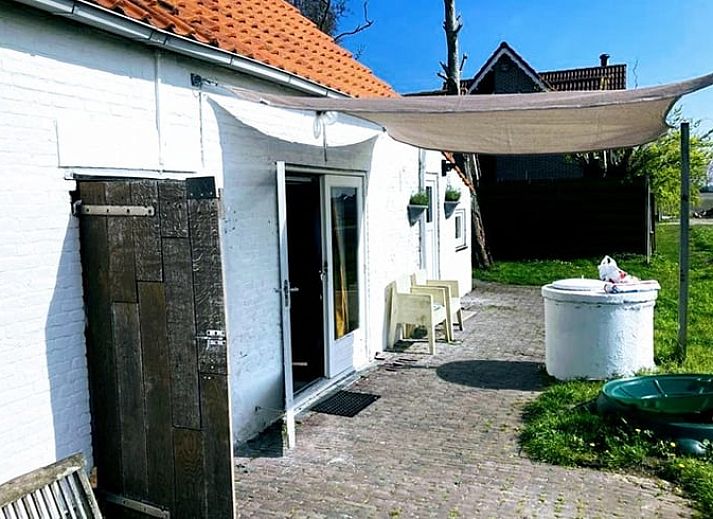 Zonnig terras bij Vakantiehuis in Walsoorden, Zeeuws-Vlaanderen, perfect voor ontspanning in Zeeland.
