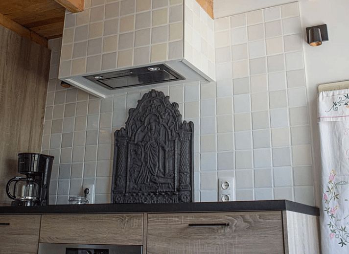 Sonnige Terrasse des Ferienhauses in Walsoorden, Zeeuws-Vlaanderen, ideal fuer Mahlzeiten im Freien.