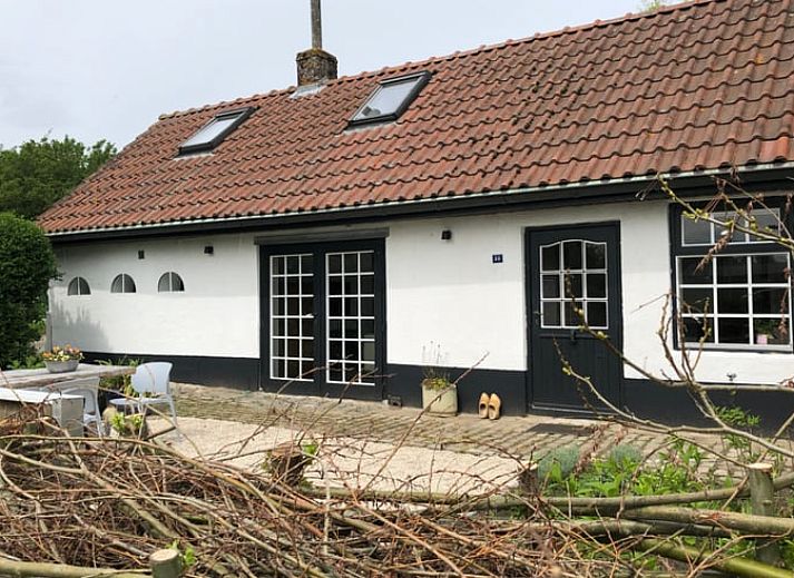 Sonnige Terrasse des Ferienhauses in Walsoorden, Zeeuws-Vlaanderen, ideal fuer Mahlzeiten im Freien.