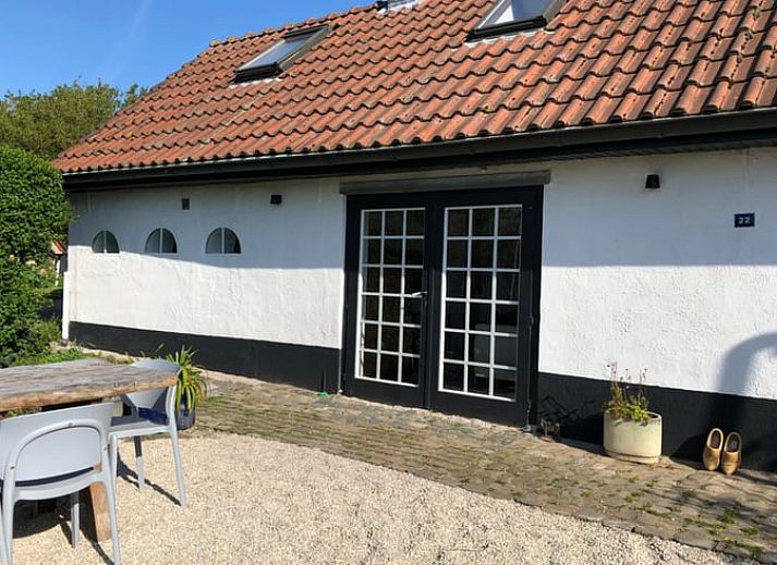 Sonnige Terrasse des Ferienhauses in Walsoorden, Zeeuws-Vlaanderen, ideal fuer Mahlzeiten im Freien.