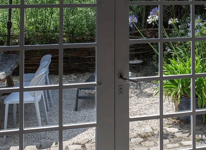Sonnige Terrasse des Ferienhauses in Walsoorden, Zeeuws-Vlaanderen, ideal fuer Mahlzeiten im Freien.