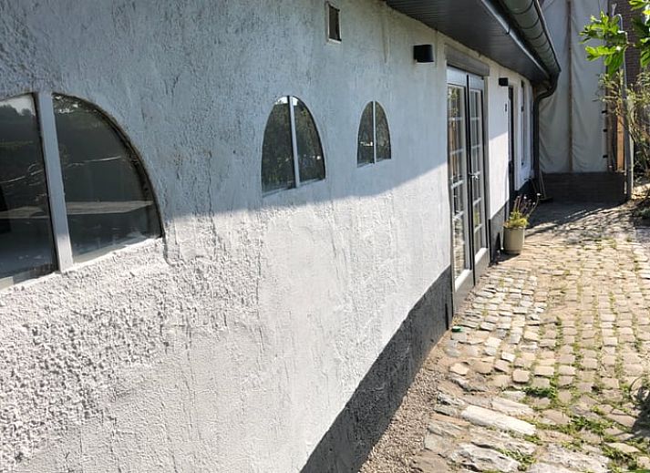 Rustikales Aeusseres eines Ferienhauses in Walsoorden, Zeeland-Flandern, umgeben von Natur.