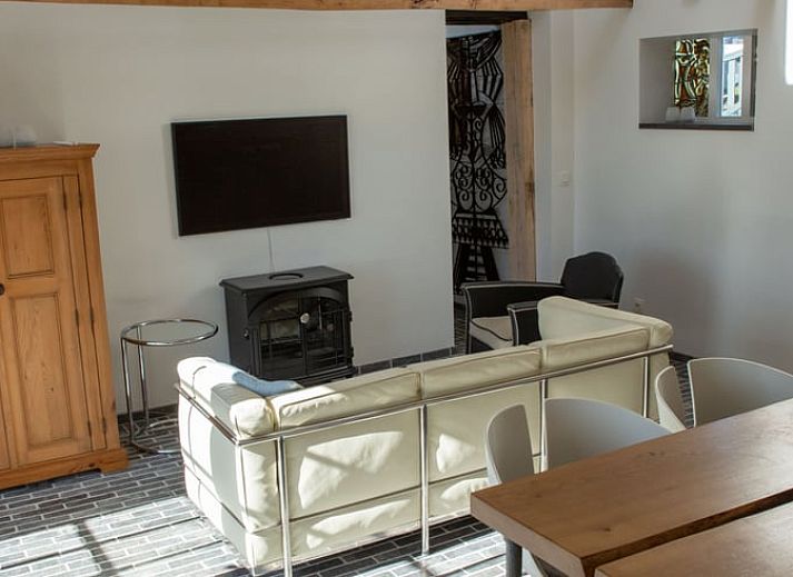 Rustikales Aeusseres eines Ferienhauses in Walsoorden, Zeeland-Flandern, umgeben von Natur.