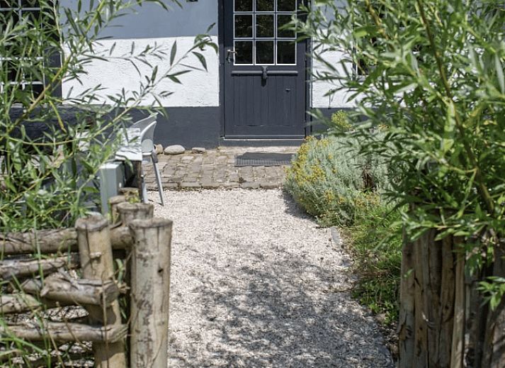 Rustikales Aeusseres eines Ferienhauses in Walsoorden, Zeeland-Flandern, umgeben von Natur.
