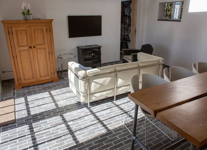 Gemuetliche Essecke im Ferienhaus Walsoorden, Zeeuws-Vlaanderen, mit Holzdetails.