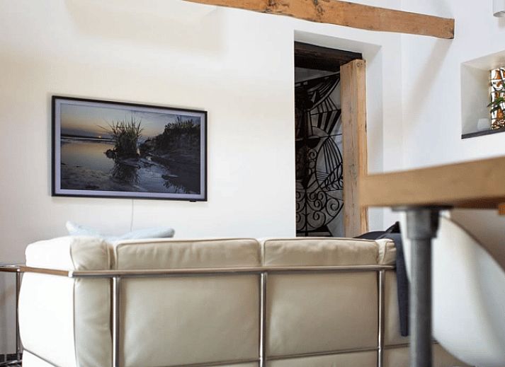 Gemuetliche Essecke im Ferienhaus Walsoorden, Zeeuws-Vlaanderen, mit Holzdetails.