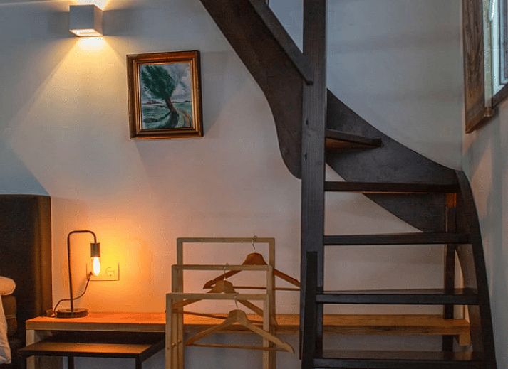 Gemuetliche Essecke im Ferienhaus Walsoorden, Zeeuws-Vlaanderen, mit Holzdetails.