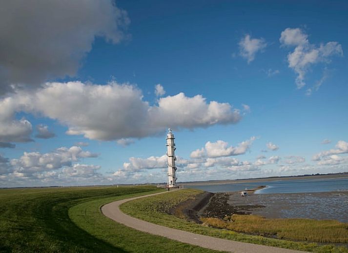 Fruehlingsansicht des Ferienhauses in Walsoorden, Zeeland Flandern mit bluehenden Baeumen.