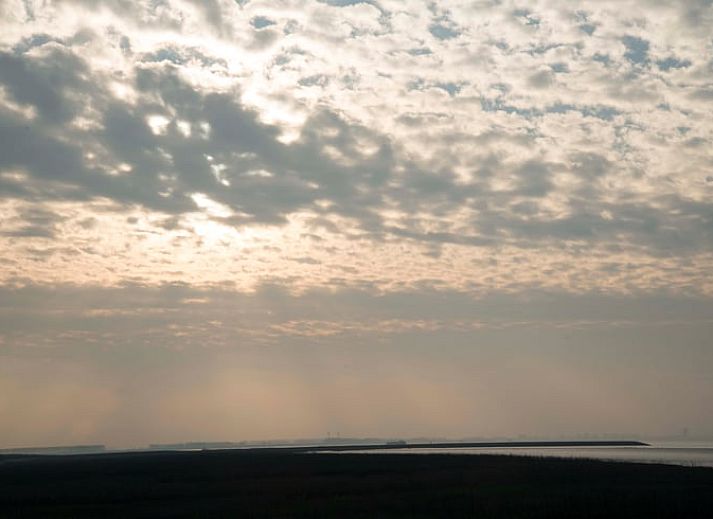 Fruehlingsansicht des Ferienhauses in Walsoorden, Zeeland Flandern mit bluehenden Baeumen.