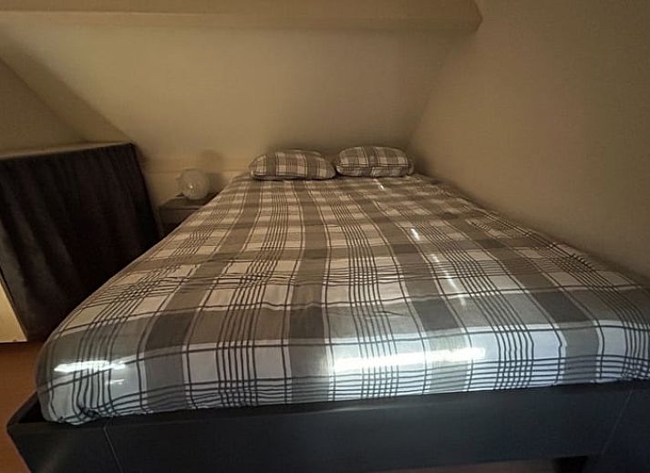 Fruehlingsansicht des Ferienhauses in Walsoorden, Zeeland Flandern mit bluehenden Baeumen.