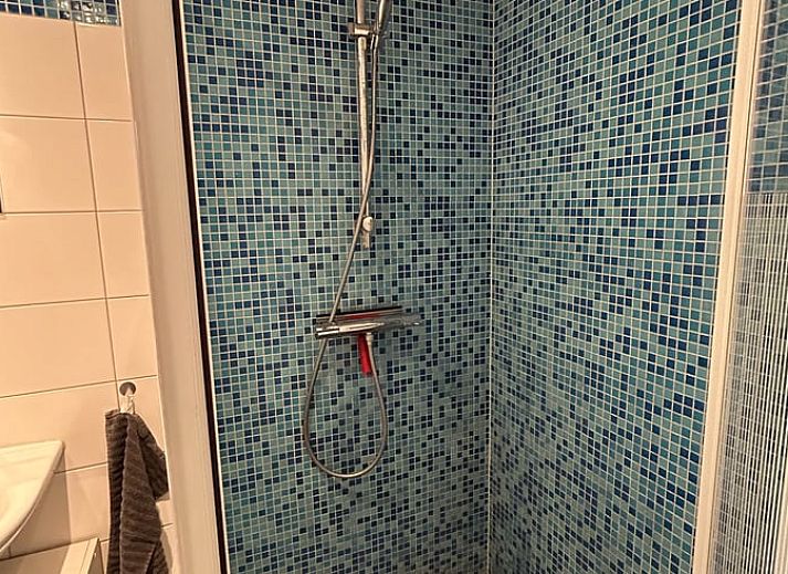 Gemuetliches Wohnzimmer im Ferienhaus in Walsoorden, Zeeuws-Vlaanderen mit bequemem Sofa.