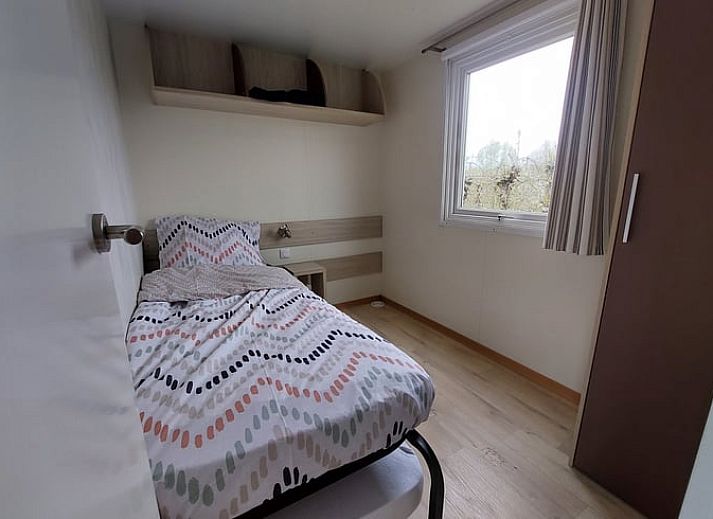 Gezellige woonkamer in Huisje in Hengstdijk, Zeeuws-Vlaanderen, perfect voor een ontspannen vakantie in Zeeland.