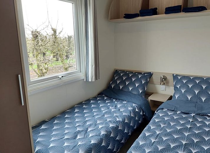 Gezellige woonkamer in Huisje in Hengstdijk, Zeeuws-Vlaanderen, perfect voor een ontspannen vakantie in Zeeland.