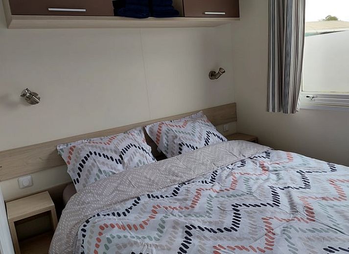 Gezellige woonkamer in Huisje in Hengstdijk, Zeeuws-Vlaanderen, perfect voor een ontspannen vakantie in Zeeland.