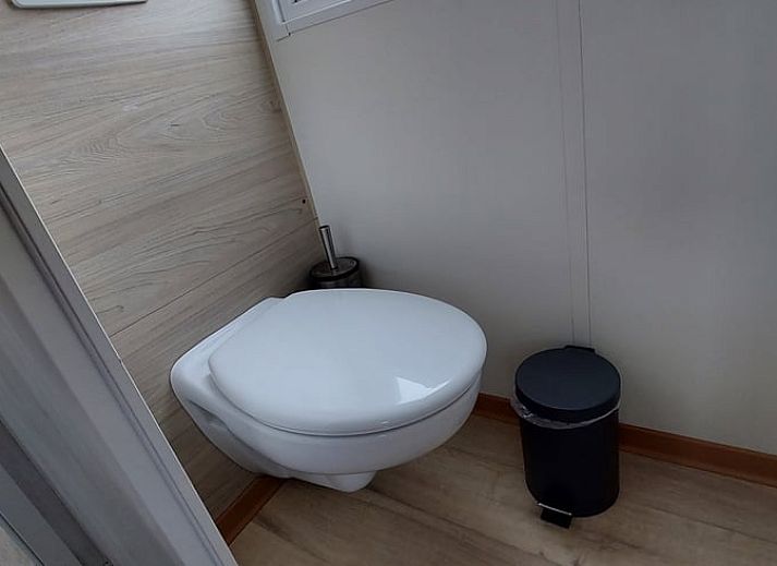 Gezellige woonkamer in Huisje in Hengstdijk, Zeeuws-Vlaanderen, perfect voor een ontspannen vakantie in Zeeland.