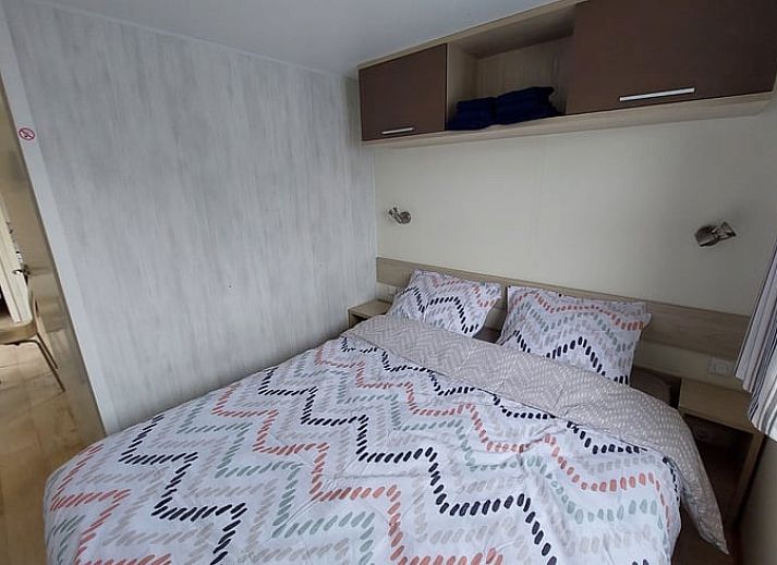 Gezellige woonkamer in Huisje in Hengstdijk, Zeeuws-Vlaanderen, perfect voor een ontspannen vakantie in Zeeland.