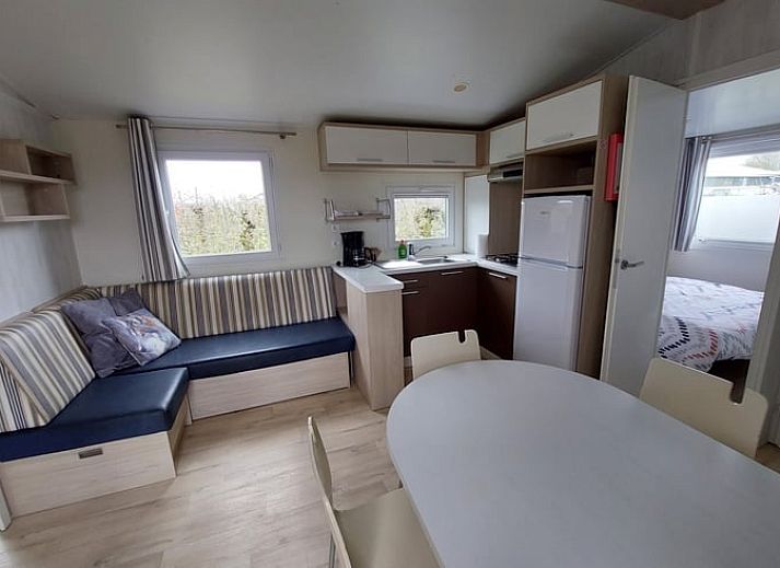 Moderne keuken in Huisje in Hengstdijk, Zeeuws-Vlaanderen, met uitzicht op de natuur van Zeeland.