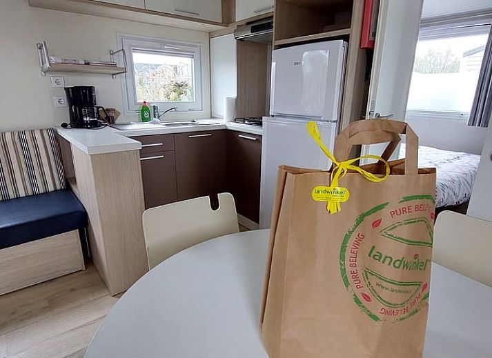 Moderne keuken in Huisje in Hengstdijk, Zeeuws-Vlaanderen, met uitzicht op de natuur van Zeeland.