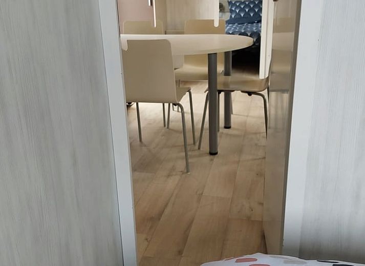 Moderne keuken in Huisje in Hengstdijk, Zeeuws-Vlaanderen, met uitzicht op de natuur van Zeeland.