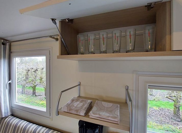 Moderne keuken in Huisje in Hengstdijk, Zeeuws-Vlaanderen, met uitzicht op de natuur van Zeeland.