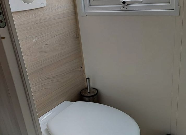 Stijlvolle badkamer in Huisje in Hengstdijk, Zeeuws-Vlaanderen, voor comfort tijdens je vakantie in Zeeland.