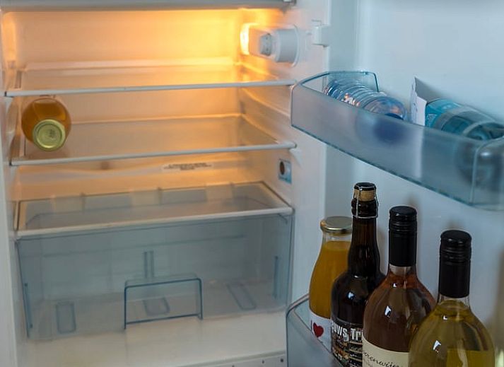 Vakantiehuisje in Hengstdijk, Zeeuws-Vlaanderen met zonnige veranda en groene omgeving, ideaal voor ontspannen verblijf in Zeeland.