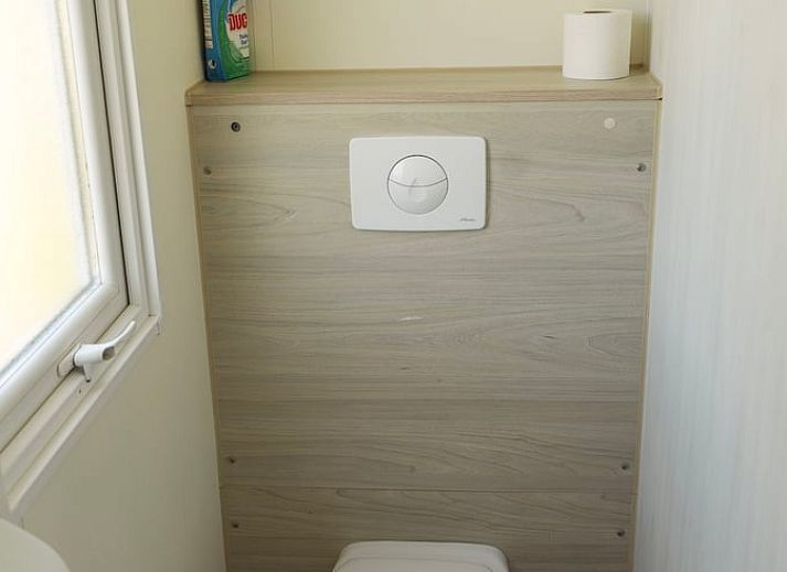 Vakantiehuisje in Hengstdijk, Zeeuws-Vlaanderen met zonnige veranda en groene omgeving, ideaal voor ontspannen verblijf in Zeeland.