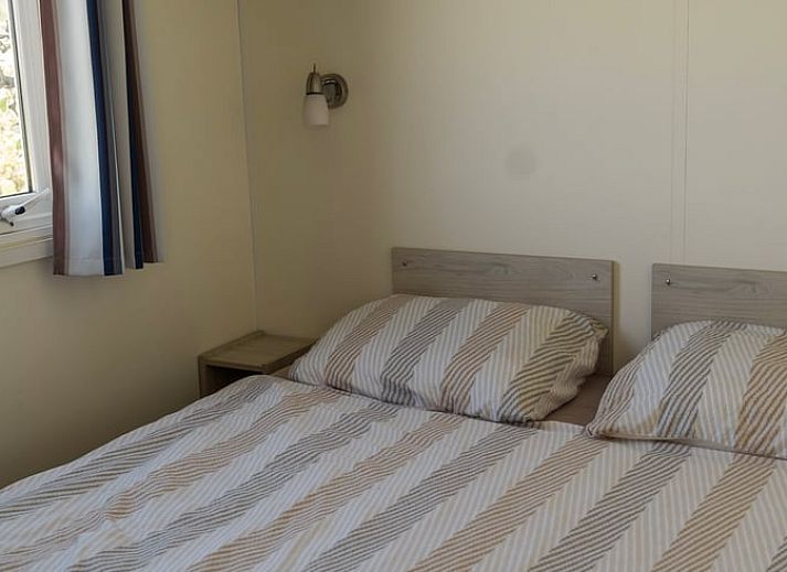 Moderne badkamer in Vakantiehuisje in Hengstdijk, Zeeuws-Vlaanderen, Zeeland met douche en wastafel voor comfortabel verblijf.