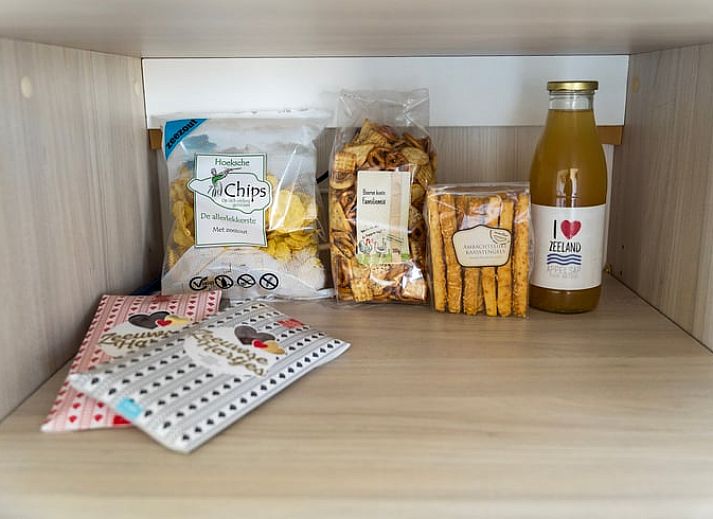 Moderne badkamer in Vakantiehuisje in Hengstdijk, Zeeuws-Vlaanderen, Zeeland met douche en wastafel voor comfortabel verblijf.